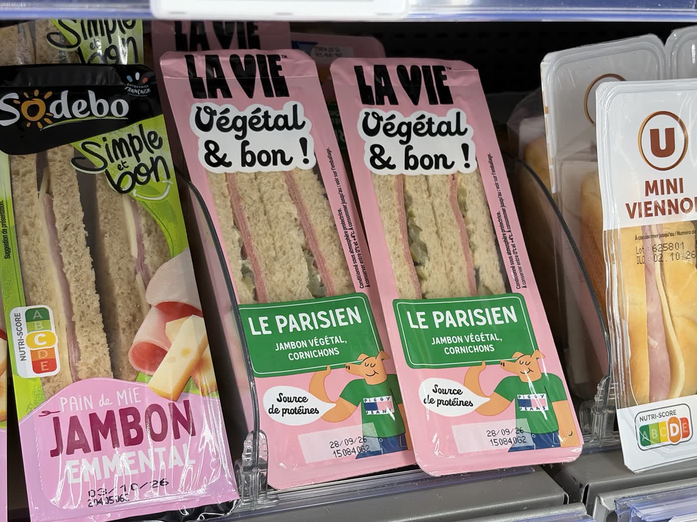 Sandwichs Le Parisien de La Vie, au jambon végétal, posés entre un sandwich jambon-emmental et des viennoiseries